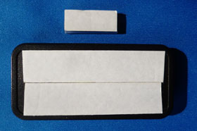 在室確認用ドアセンサー本体と磁石の裏面に工業用の両面テープが付属しています