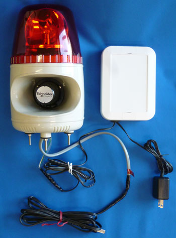 ホーンスピーカ型音声合成警報器内蔵電球回転灯と無線スイッチを接続した納品写真