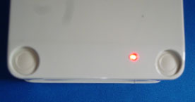 携帯式緊急無線送信機のボタンが押されると赤色LEDが点灯