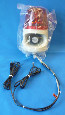 信号線と電源線の出たホーンスピーカ型音声合成警報器内蔵電球回転灯