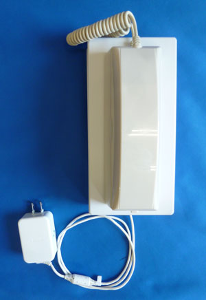 充電用のACアダプターはスマートホンの付属の充電器を使用します。