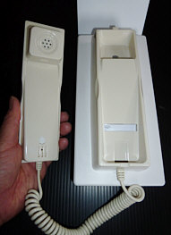 ホワイトホンの受話器を上げるだけで指定された電話番号を呼び出します。